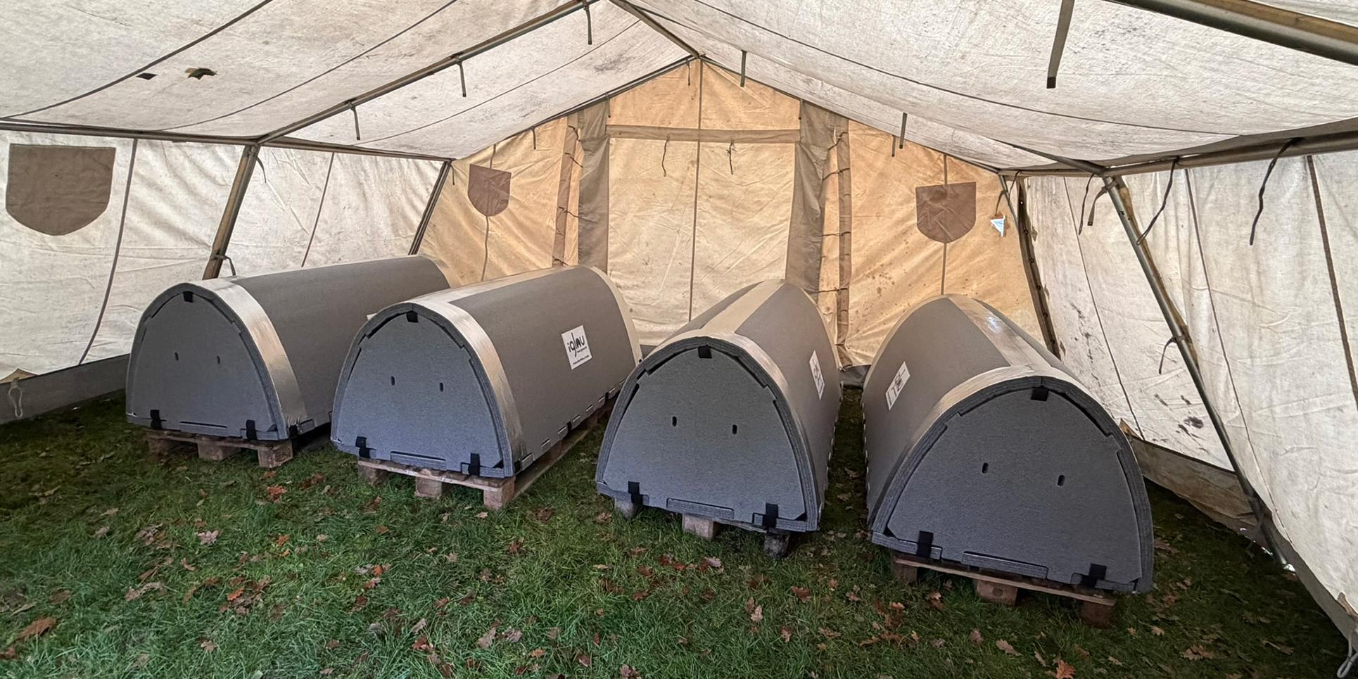 Kälte-Iglus im Schutz eines Zeltes auf der Pfarrwiese St. Martin