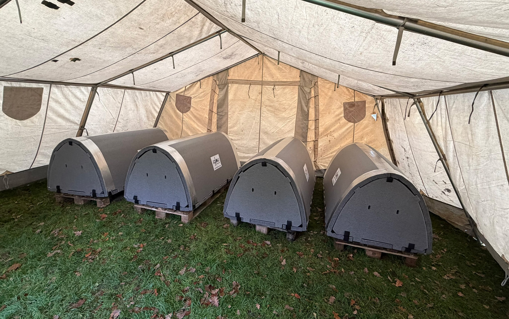 Kälte-Iglus im Schutz eines Zeltes auf der Pfarrwiese St. Martin